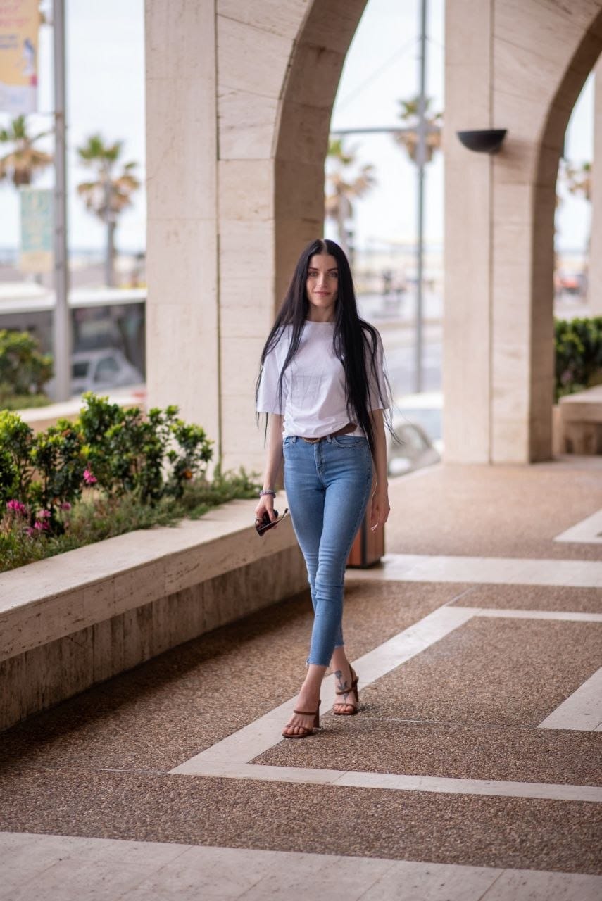 ליזה חדשה – תל אביב -אישה מנוסה כוסית על בת 25
