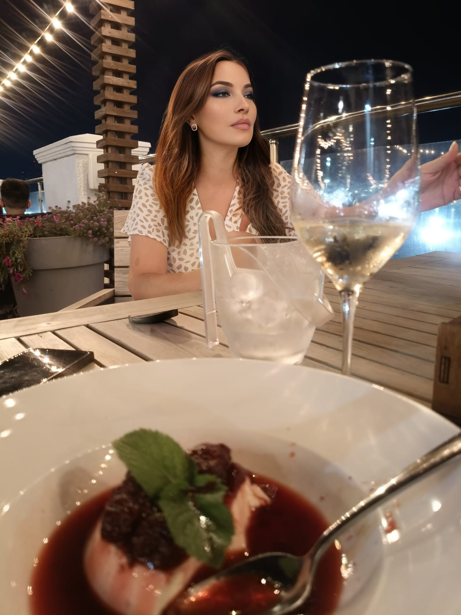 לילי כוסית מארחת מקצוענית בת 29 -תל אביב